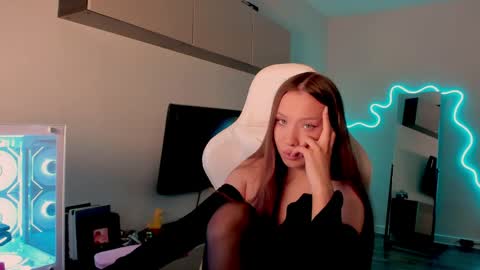 Snapshot of neyrmina chatting on April 2026 08:06:01 AM Mina online show from April 2026 08:06:01 AM