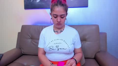 Estefani  online show from January 2025 03:15:01 PM