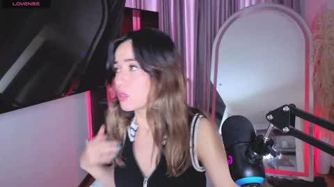 Nicky online show from October 2025 06:37:01 PM