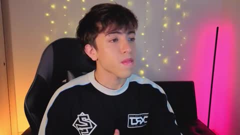 Nicolas online show from December 2025 08:06:02 PM