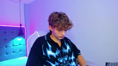 nicolasferrer18 online show from December 2025 12:45:01 PM