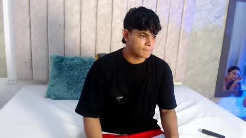 Snapshot of nicole_and_thiago chatting on March 2025 08:57:01 PM nicole_and_thiago online show from March 2025 08:57:01 PM