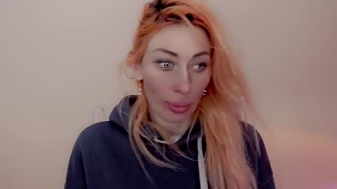 Snapshot of nicole_g0ld_ chatting on January 2025 09:19:02 AM Nicole online show from January 2025 09:19:02 AM