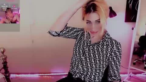 Snapshot of nicole_g0ld_ chatting on February 2025 11:03:01 PM Nicole online show from February 2025 11:03:01 PM