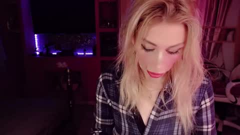 Snapshot of nicole_g0ld_ chatting on September 2025 07:59:01 PM Nicole online show from September 2025 07:59:01 PM