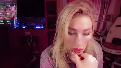 Snapshot of nicole_g0ld_ chatting on September 2025 10:15:02 PM Nicole online show from September 2025 10:15:02 PM