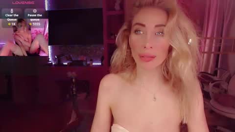 Snapshot of nicole_g0ld_ chatting on October 2025 01:25:02 AM Nicole online show from October 2025 01:25:02 AM