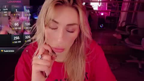 Snapshot of nicole_g0ld_ chatting on October 2025 11:18:01 PM Nicole online show from October 2025 11:18:01 PM