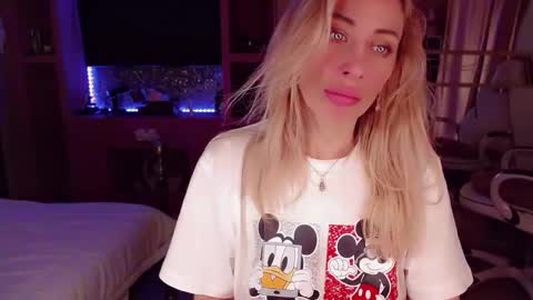 Snapshot of nicole_g0ld_ chatting on October 2025 11:31:02 PM Nicole online show from October 2025 11:31:02 PM