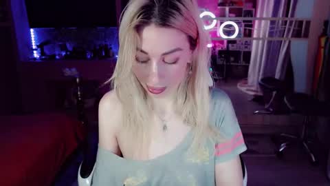 Snapshot of nicole_g0ld_ chatting on December 2025 11:54:01 PM Nicole online show from December 2025 11:54:01 PM