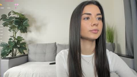 Snapshot of nicoleluuv chatting on January 2025 01:01:01 PM Dua Lipa online show from January 2025 01:01:01 PM