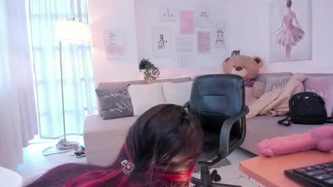 Nicolle online show from February 2025 07:58:02 PM