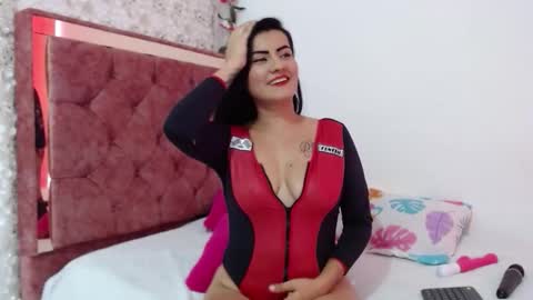 nicolle gomes online show from September 2025 05:24:02 PM
