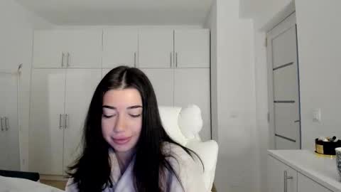 Nicolle online show from October 2025 04:56:02 AM