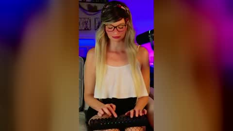 Snapshot of nikki_goldberg chatting on May 2026 09:06:02 AM Kitty Chatte online show from May 2026 09:06:02 AM