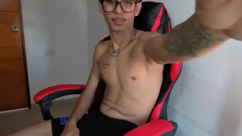 niklaus_wolf online show from April 2026 05:44:01 PM