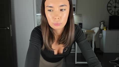 Bella online show from November 2025 06:10:01 PM