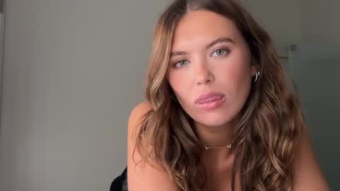 Nina online show from November 2025 12:44:01 AM