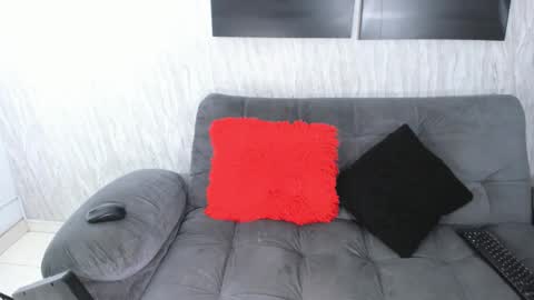 nini_beyker online show from November 2025 01:00:01 PM