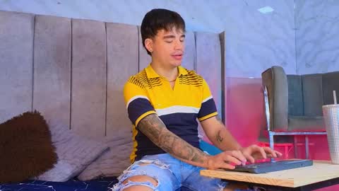 Snapshot of noah_coleman__ chatting on February 2025 01:34:01 AM NOAH online show from February 2025 01:34:01 AM