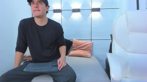 Noah Ferrary online show from November 2025 07:01:02 PM