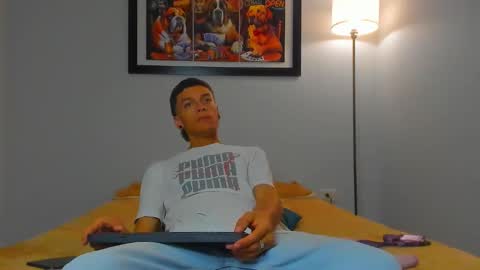 Snapshot of noahh_sky chatting on April 2026 04:01:01 AM noahh_sky online show from April 2026 04:01:01 AM