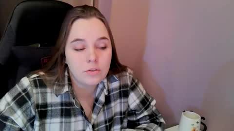 noir_ember_ online show from November 2025 12:41:02 PM