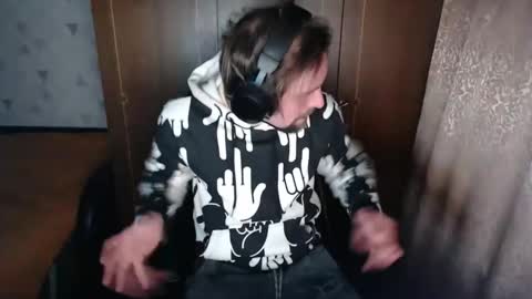 Snapshot of noise_zero chatting on November 2025 11:02:01 PM Noise Zero online show from November 2025 11:02:01 PM