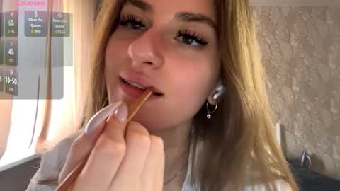 Mia online show from September 2025 09:30:01 AM