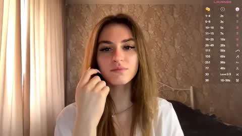 Mia online show from October 2025 08:10:01 AM