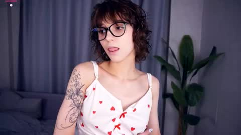 Snapshot of odettehatt chatting on September 2025 06:29:02 PM Thea online show from September 2025 06:29:02 PM