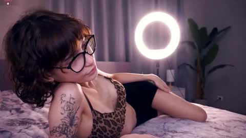 Snapshot of odettehatt chatting on October 2025 07:21:02 PM Thea online show from October 2025 07:21:02 PM