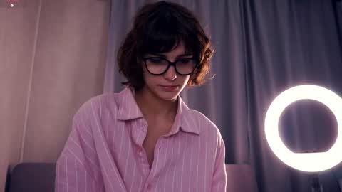 Snapshot of odettehatt chatting on November 2025 07:34:02 PM Thea online show from November 2025 07:34:02 PM