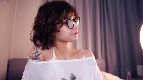 Snapshot of odettehatt chatting on November 2025 07:57:01 PM Thea online show from November 2025 07:57:01 PM