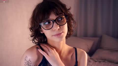 Snapshot of odettehatt chatting on November 2025 06:52:02 PM Thea online show from November 2025 06:52:02 PM