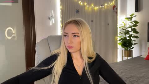 Snapshot of ohmyemma chatting on December 2025 01:12:02 AM Emma online show from December 2025 01:12:02 AM