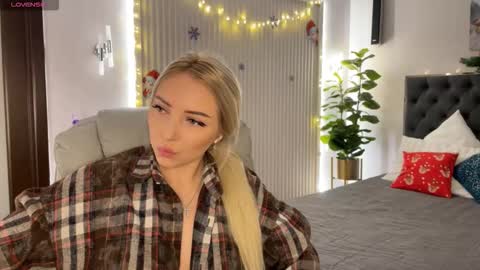 Snapshot of ohmyemma chatting on December 2025 01:13:02 AM Emma online show from December 2025 01:13:02 AM