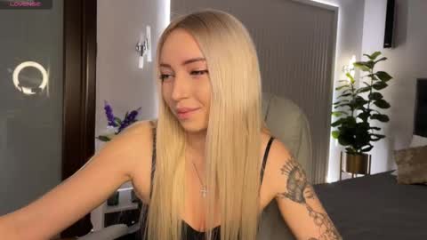 Snapshot of ohmyemma chatting on January 2026 01:22:02 AM Emma online show from January 2026 01:22:02 AM