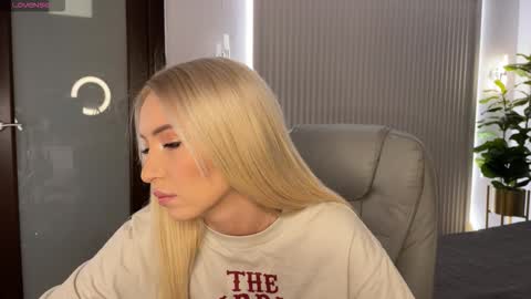 Snapshot of ohmyemma chatting on February 2026 01:09:02 AM Emma online show from February 2026 01:09:02 AM