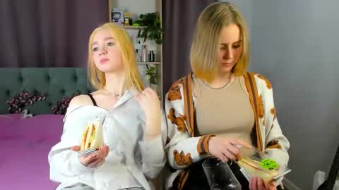 Snapshot of ohpeliadark chatting on March 2026 12:55:01 PM Emi and Ohpi online show from March 2026 12:55:01 PM