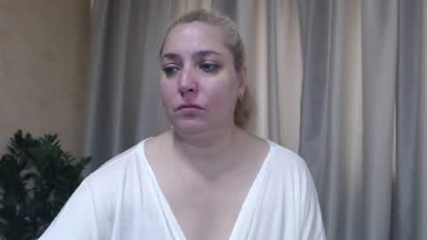 Snapshot of ohsweetiren chatting on June 2026 05:43:02 AM Iren online show from June 2026 05:43:02 AM
