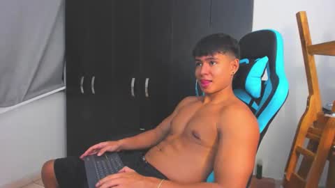 Snapshot of oliver_bray chatting on December 2025 09:43:01 PM Oliver bray online show from December 2025 09:43:01 PM