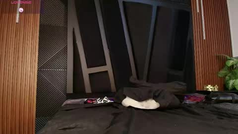 Snapshot of oliver_laurent_ chatting on April 2026 01:42:02 AM OLIVER LAURENT online show from April 2026 01:42:02 AM