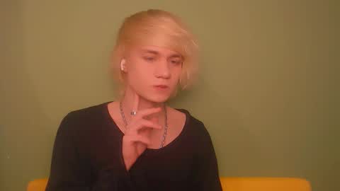 Snapshot of oliver_sweet_ chatting on December 2024 02:45:02 AM Oliver online show from December 2024 02:45:02 AM