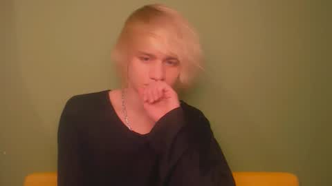 Snapshot of oliver_sweet_ chatting on December 2024 01:29:02 AM Oliver online show from December 2024 01:29:02 AM