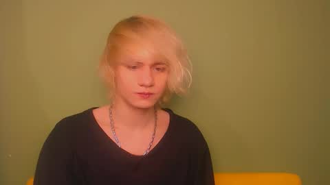 Snapshot of oliver_sweet_ chatting on December 2024 01:47:01 AM Oliver online show from December 2024 01:47:01 AM