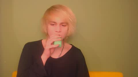 Snapshot of oliver_sweet_ chatting on January 2025 01:53:01 AM Oliver online show from January 2025 01:53:01 AM