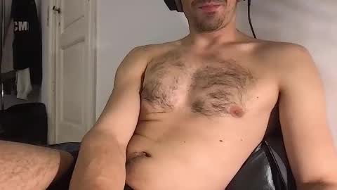 Snapshot of oliverbisbis1 chatting on October 2025 12:00:01 AM oliverbisbis1 online show from October 2025 12:00:01 AM