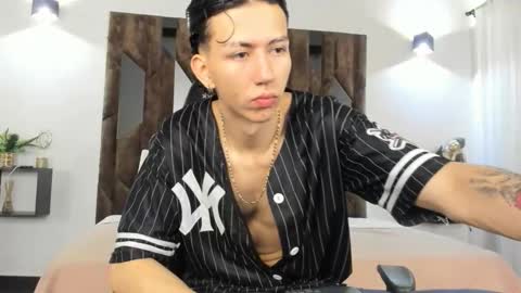 oliverthompson_01 online show from September 2025 12:05:02 PM