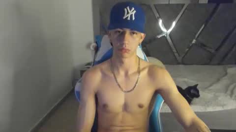 oliverthompson_01 online show from October 2025 07:51:01 AM